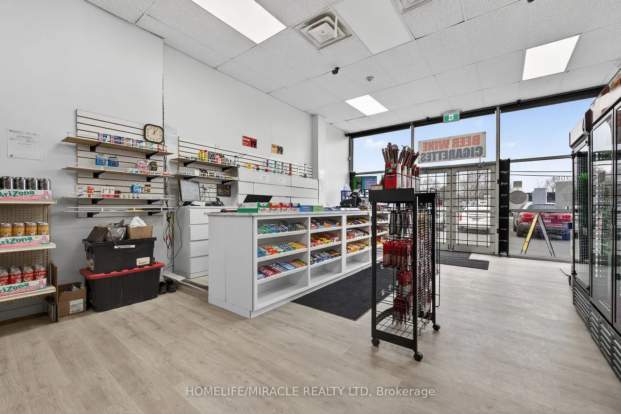 1051 Upper James Street — photo 17