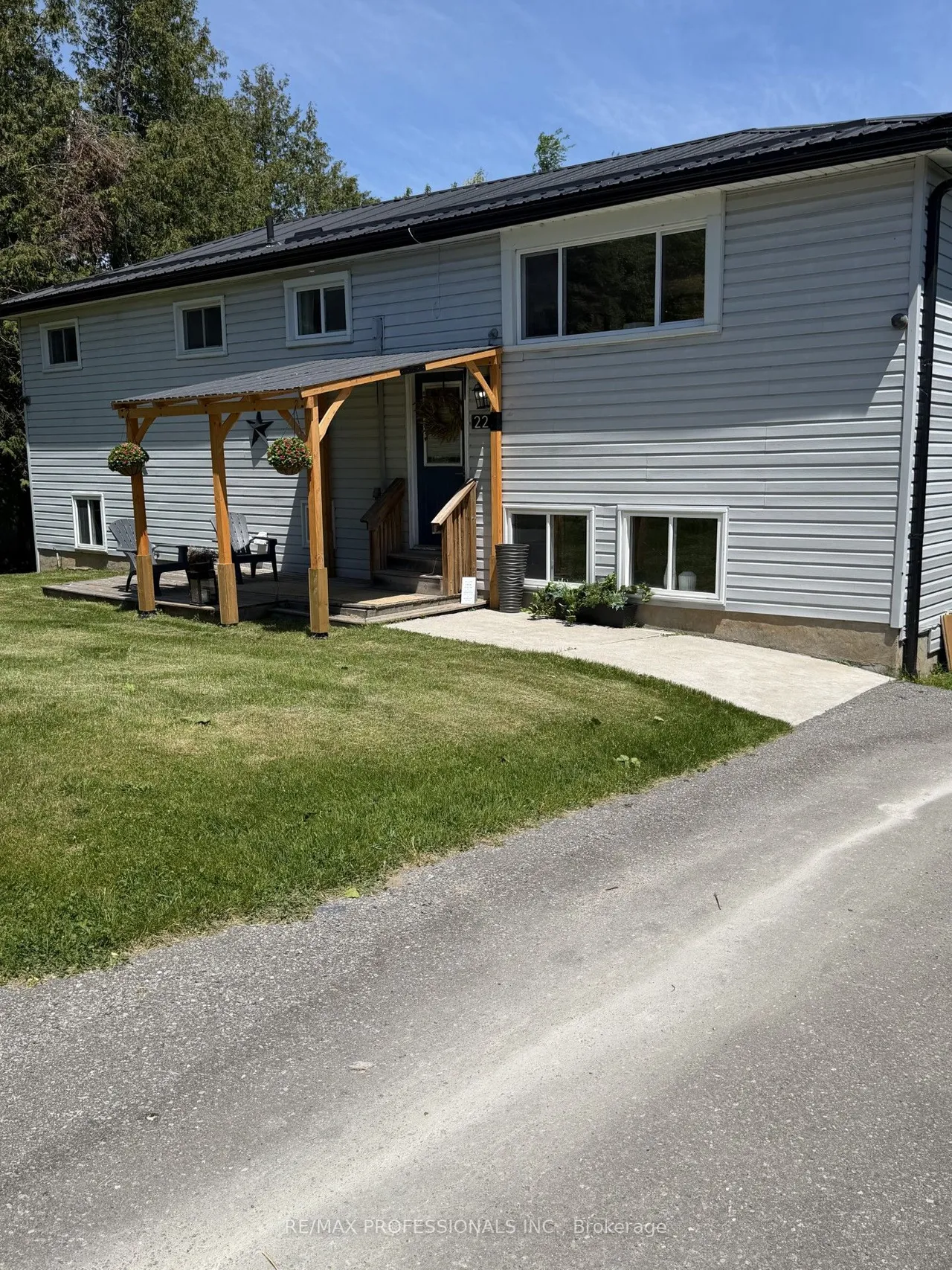 22 Lawrence Street N — photo 3