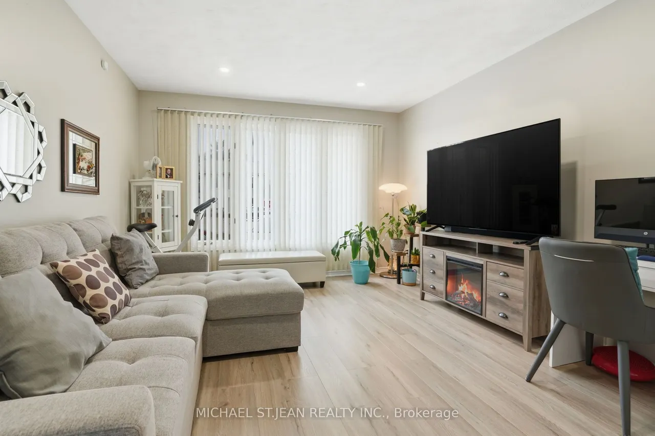 19B Dundas Street W — photo 3