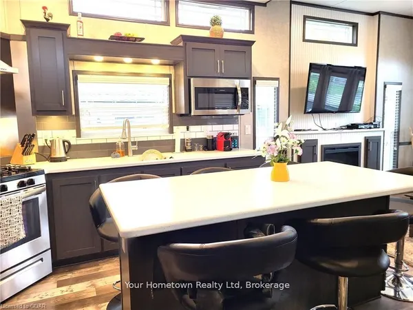 613 Oak Crescent — photo 2