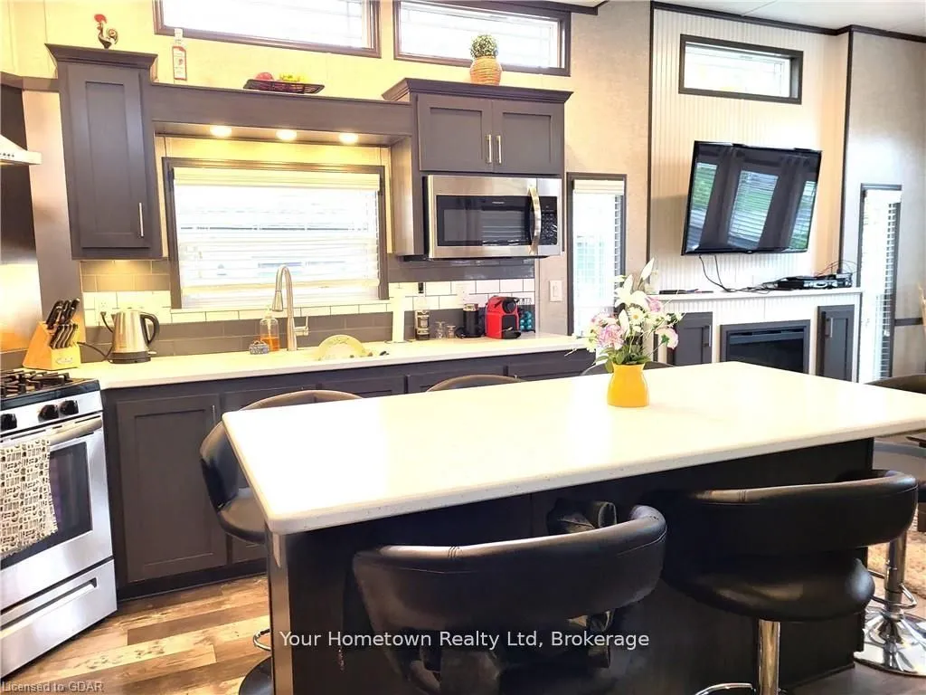 613 Oak Crescent — photo 2
