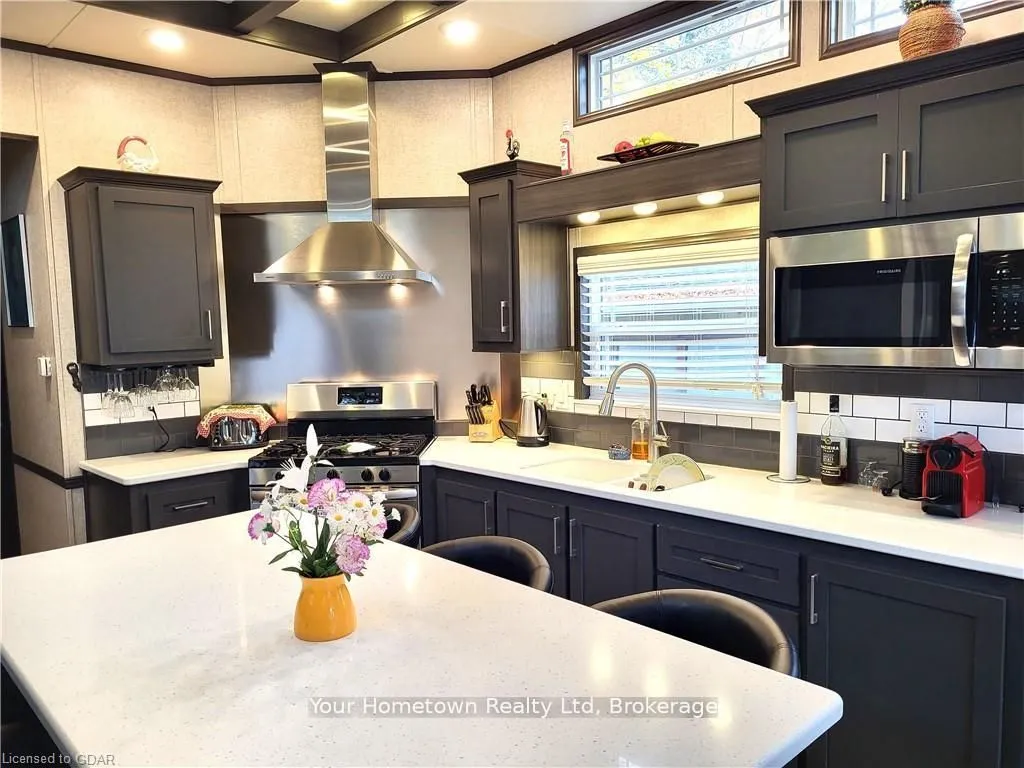 613 Oak Crescent — photo 3