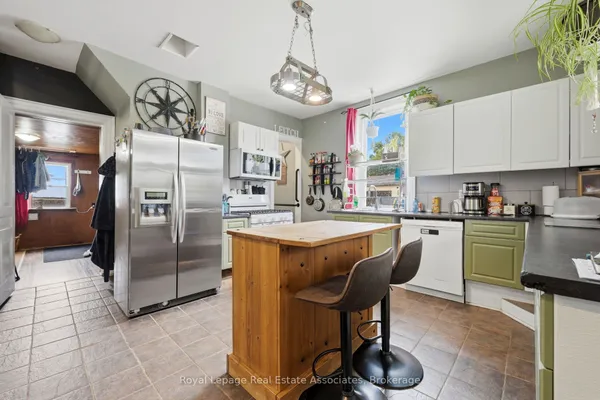 557 Main Street E — photo 2