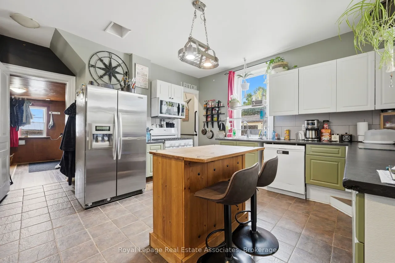 557 Main Street E — photo 2