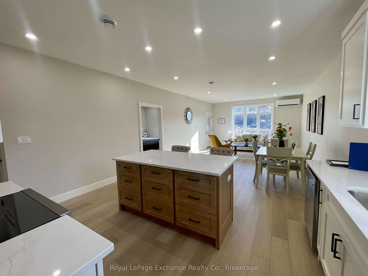 16 Mercedes Crescent N — photo 3