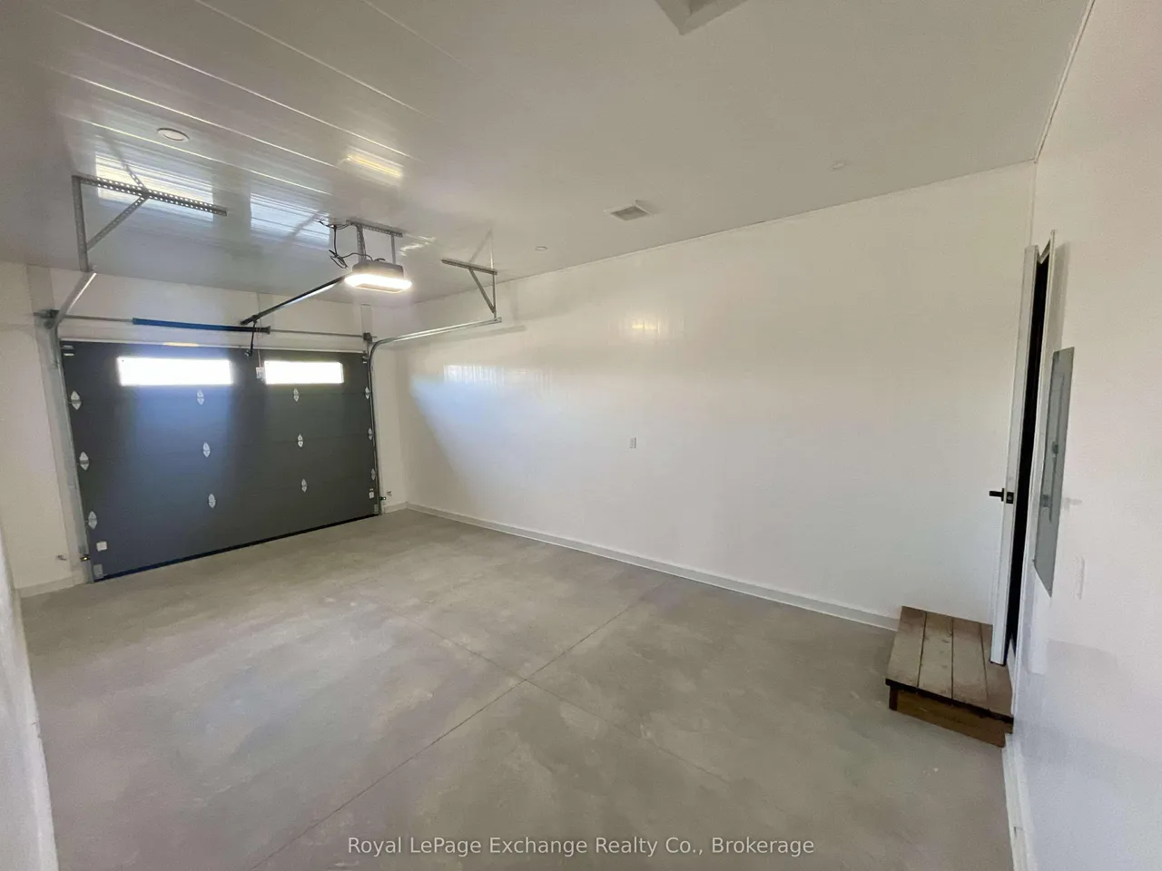 20 Mercedes Crescent — photo 19