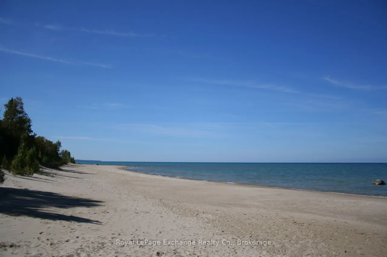 20 Mercedes Crescent — photo 2