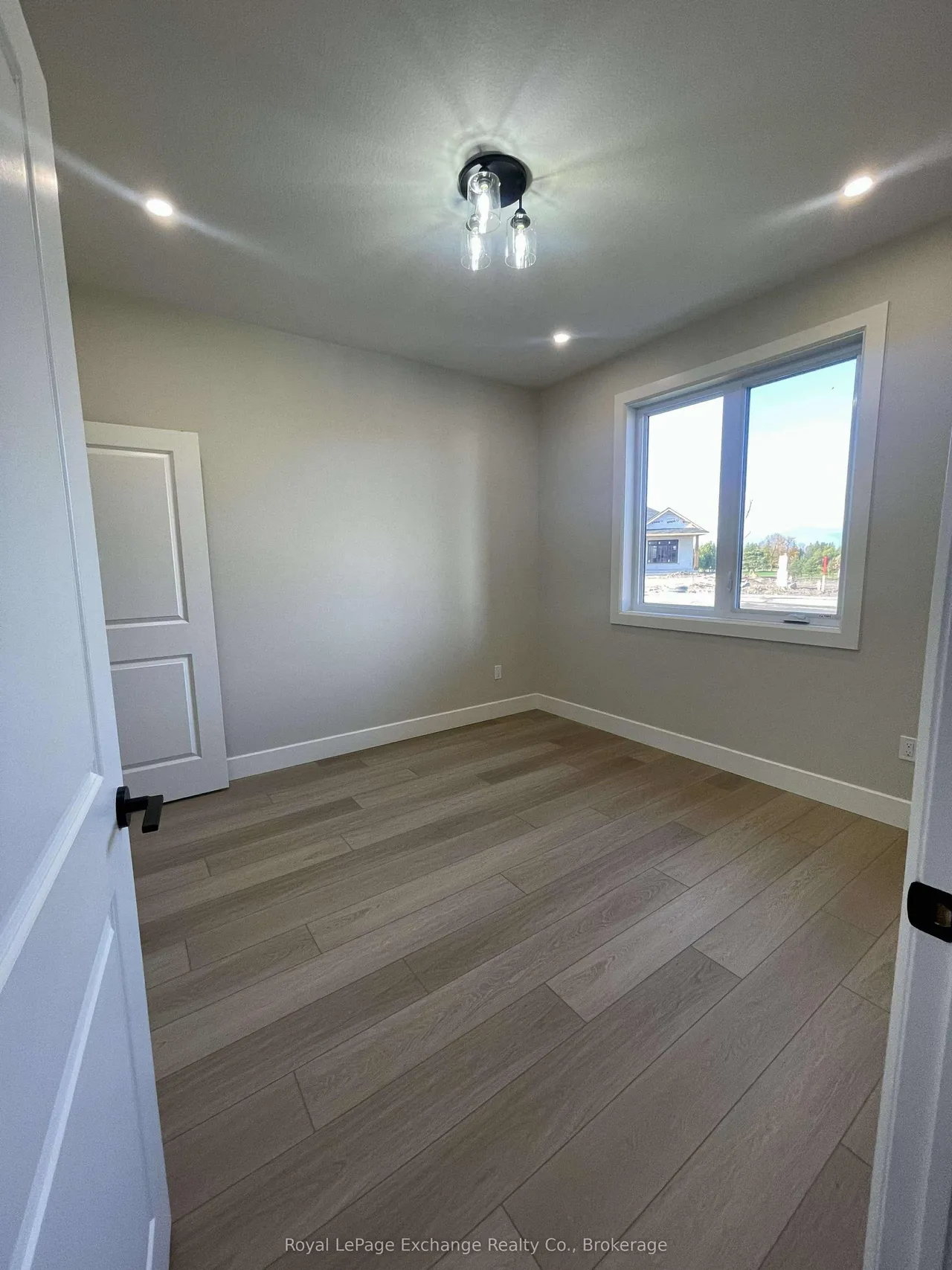24 Mercedes Crescent N — photo 17