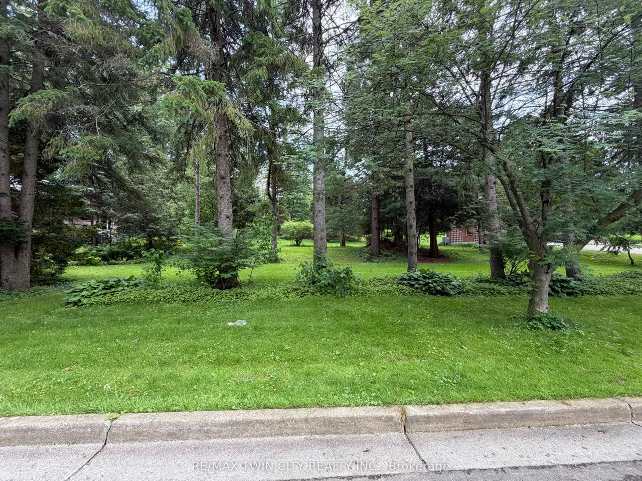 154 McCall Crescent — photo 2