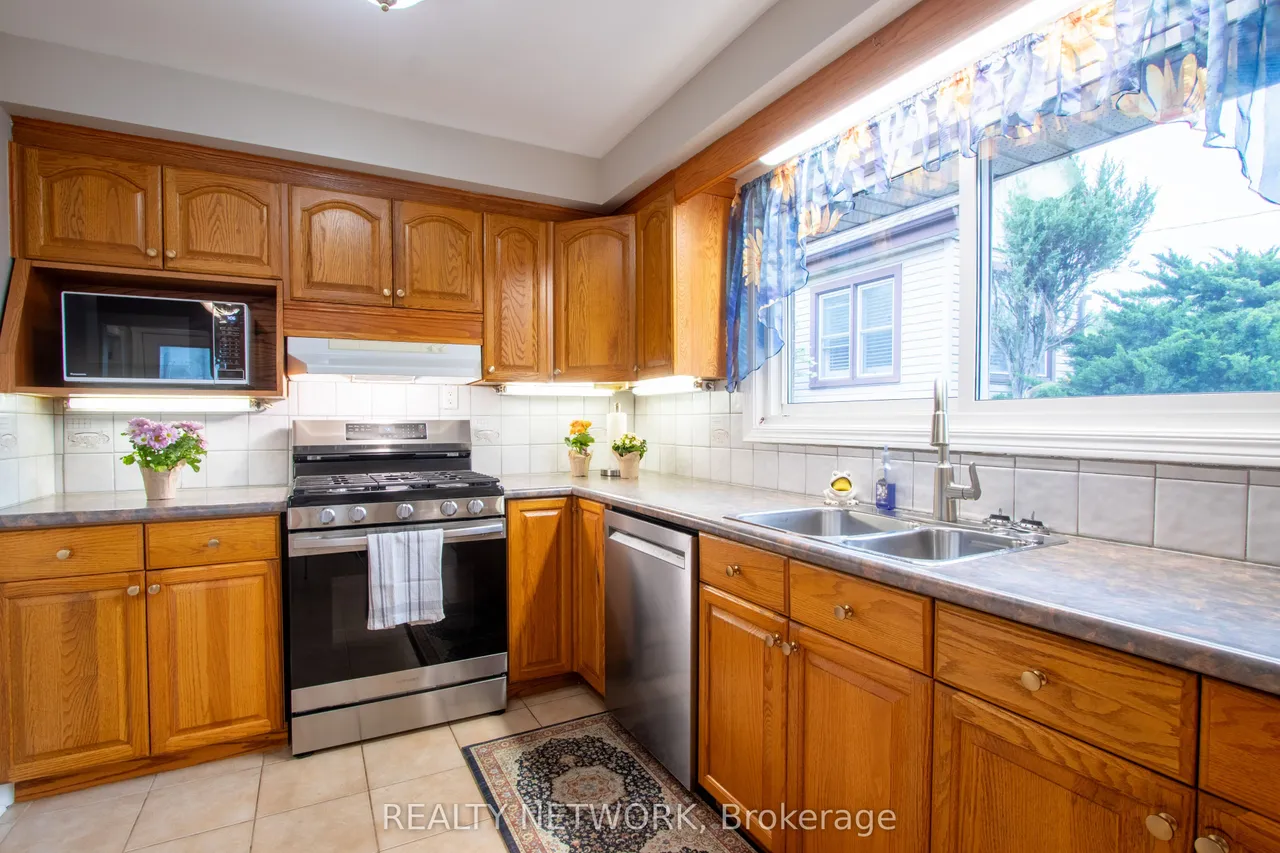 652 Upper Wentworth Street — photo 3