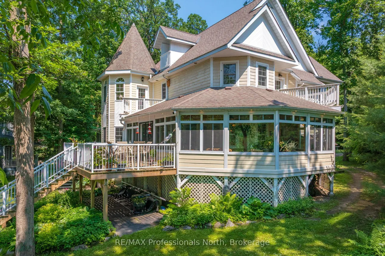 22 Knowles Crescent E