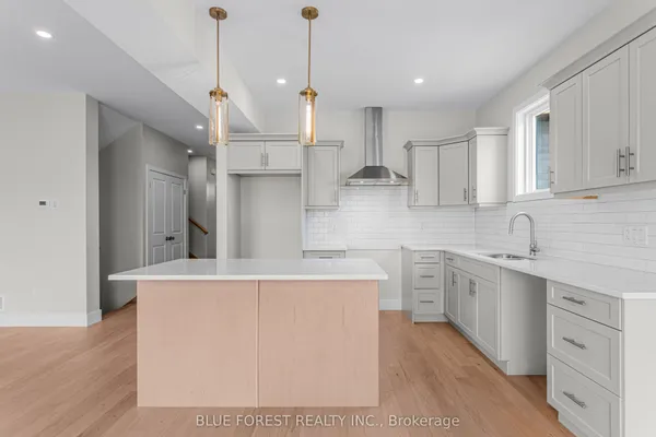 255 McTavish Street — photo 2
