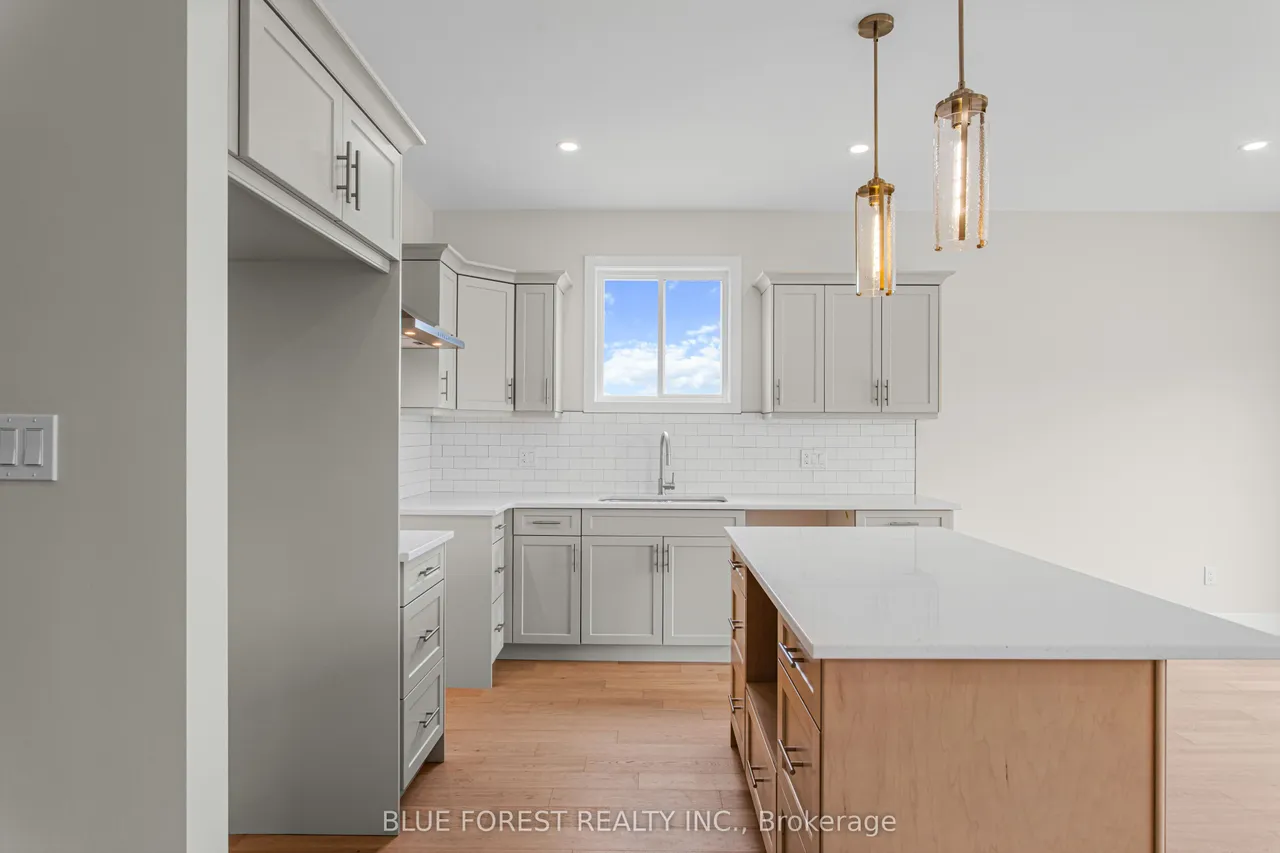 255 McTavish Street — photo 3