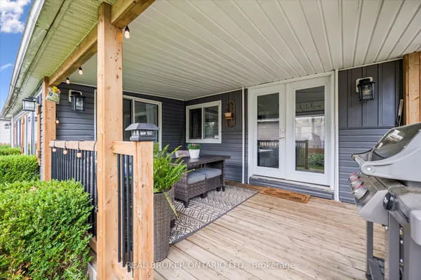 165 Cedar Crescent — photo 2