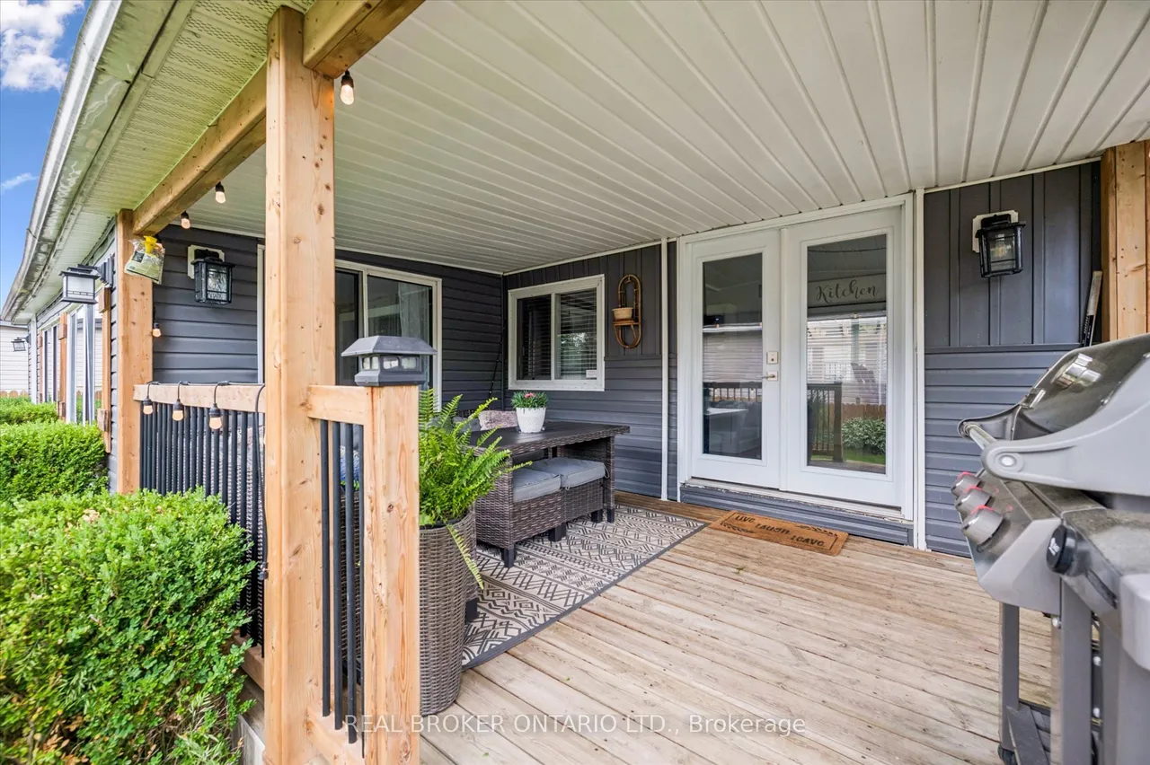 165 Cedar Crescent — photo 2