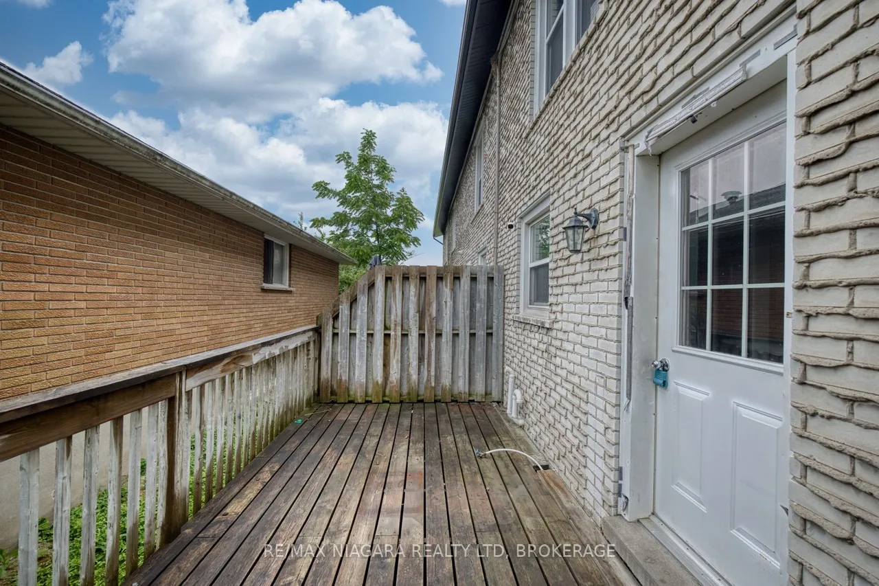 252 Bertie Street — photo 22
