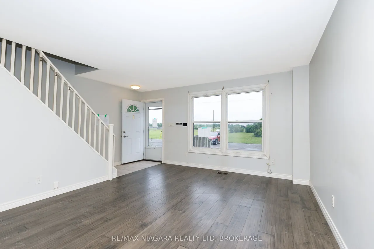 252 Bertie Street — photo 3