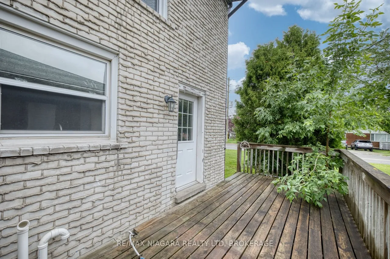 252 Bertie Street — photo 23