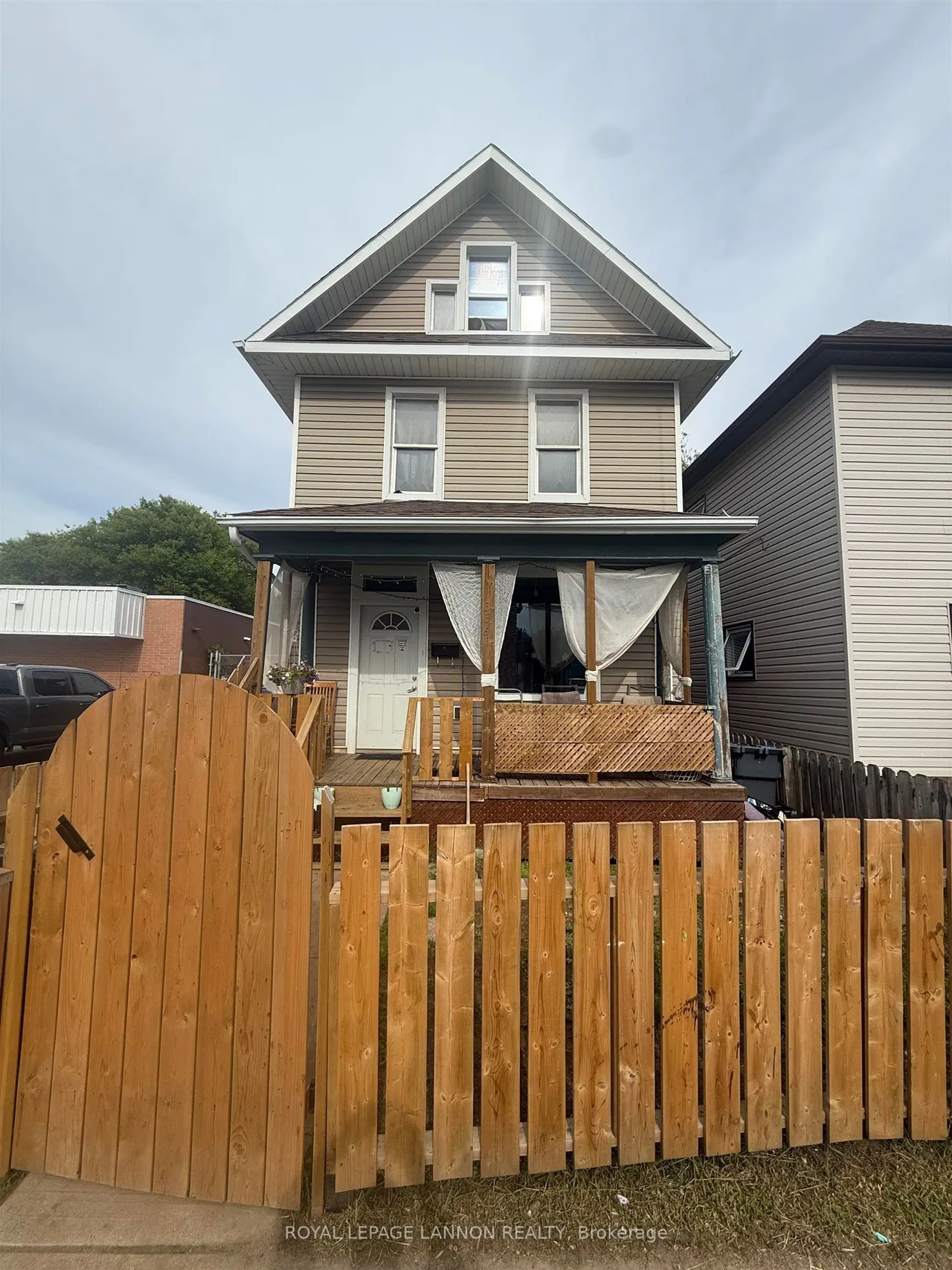336 May Street North — photo 2