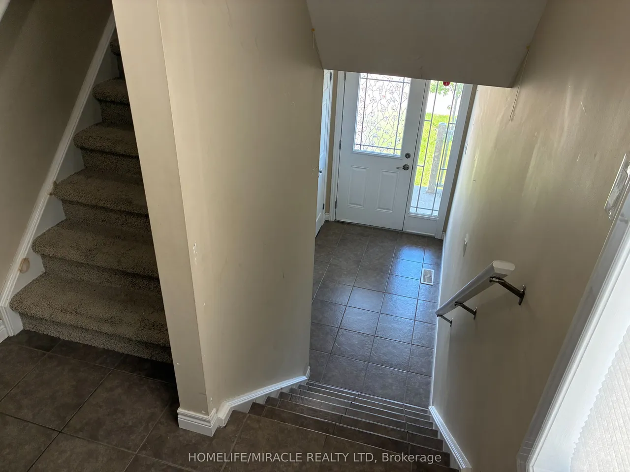 45 Oakes Crescent — photo 2