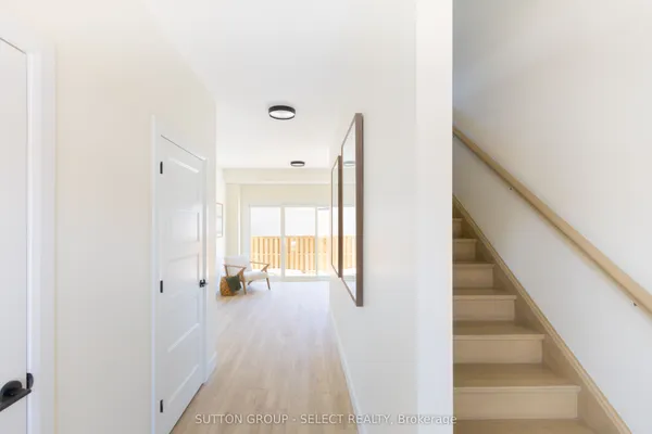 233 Upper Queen Street — photo 2