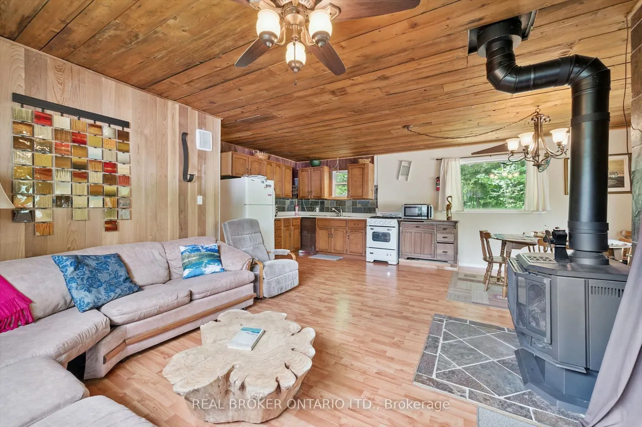 127 Cedar Crescent — photo 3