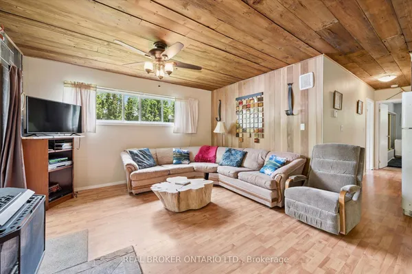127 Cedar Crescent — photo 2