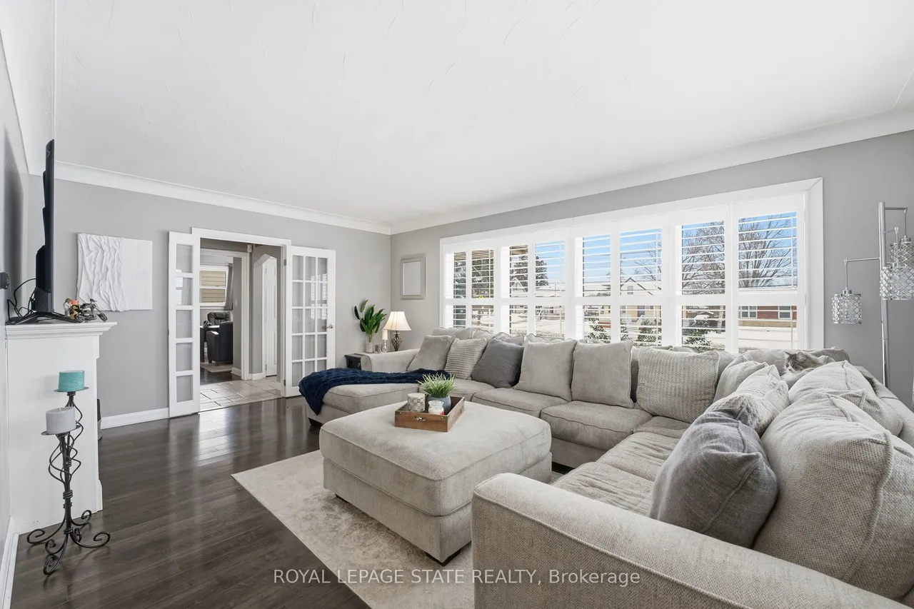 473 Mohawk Road W — photo 2