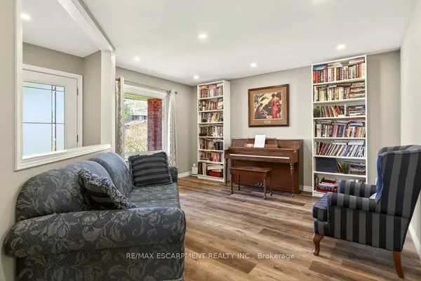 72 Gurnett Drive — photo 2