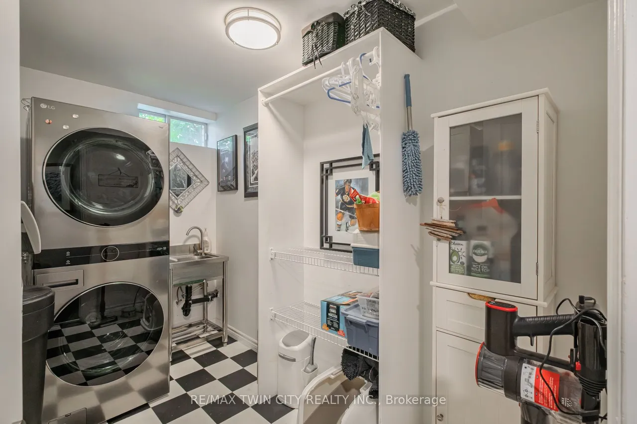 39 Russell Crescent — photo 46