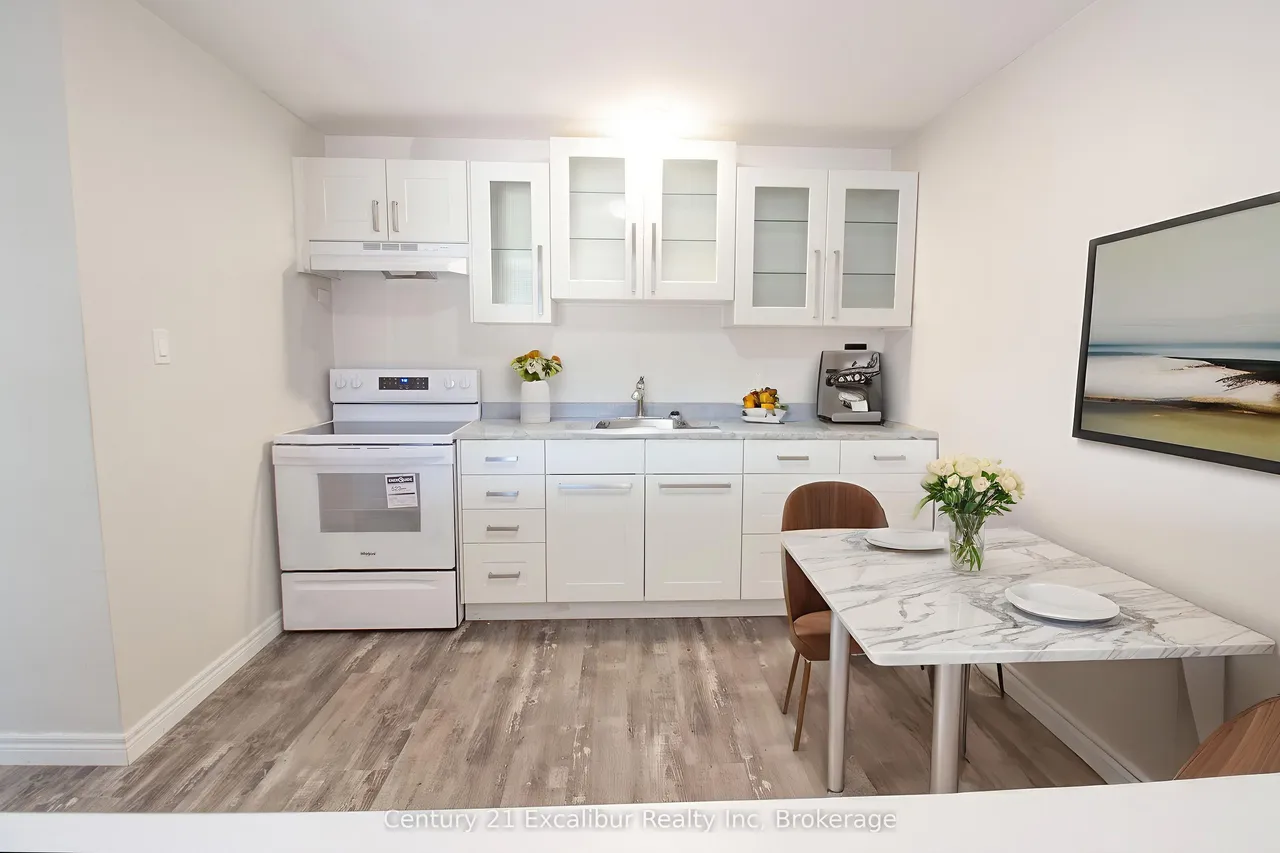 320 Queen Street E — photo 2