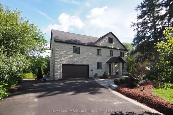 530 St Andrew Street E — photo 2