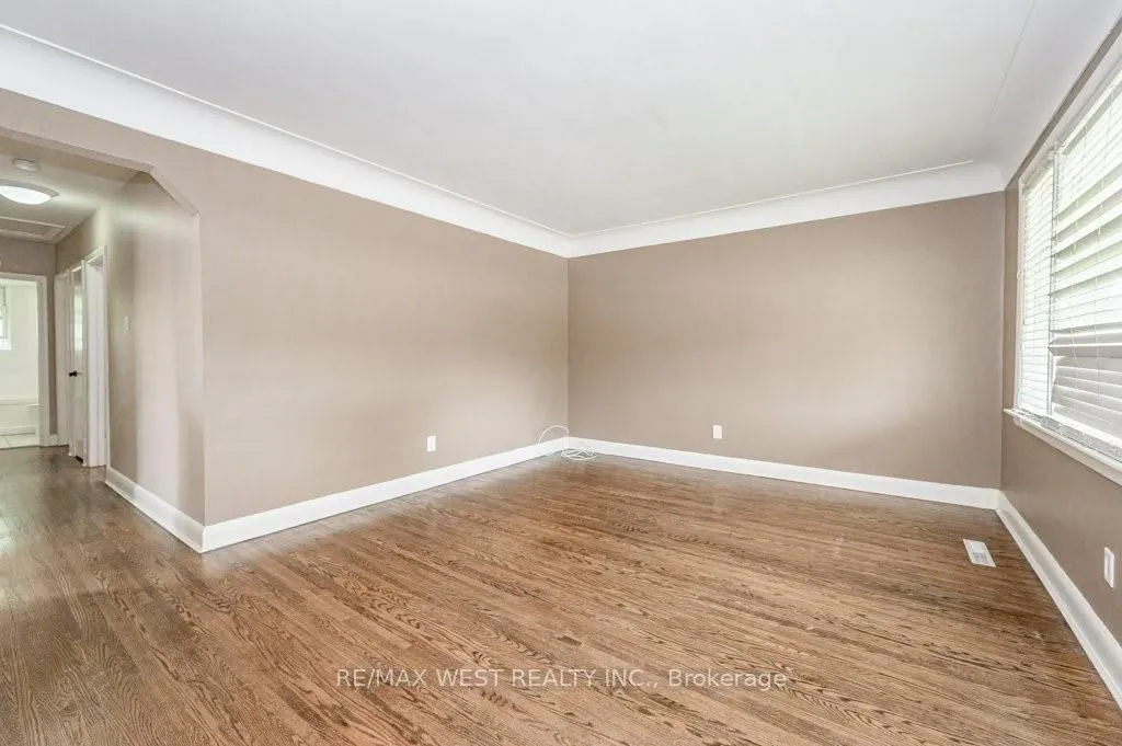 305 Mohawk Road E — photo 3