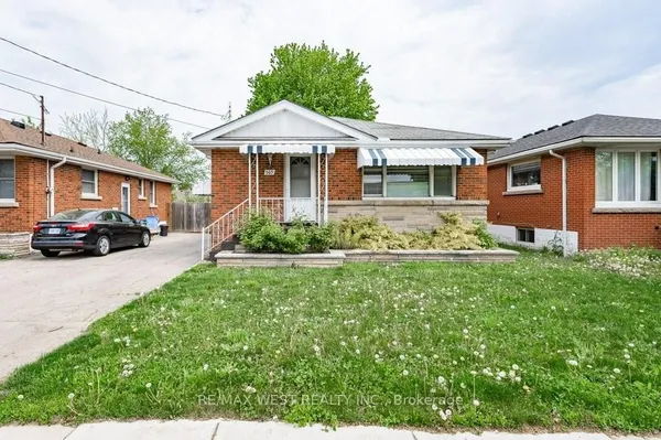 305 Mohawk Road E — photo 2