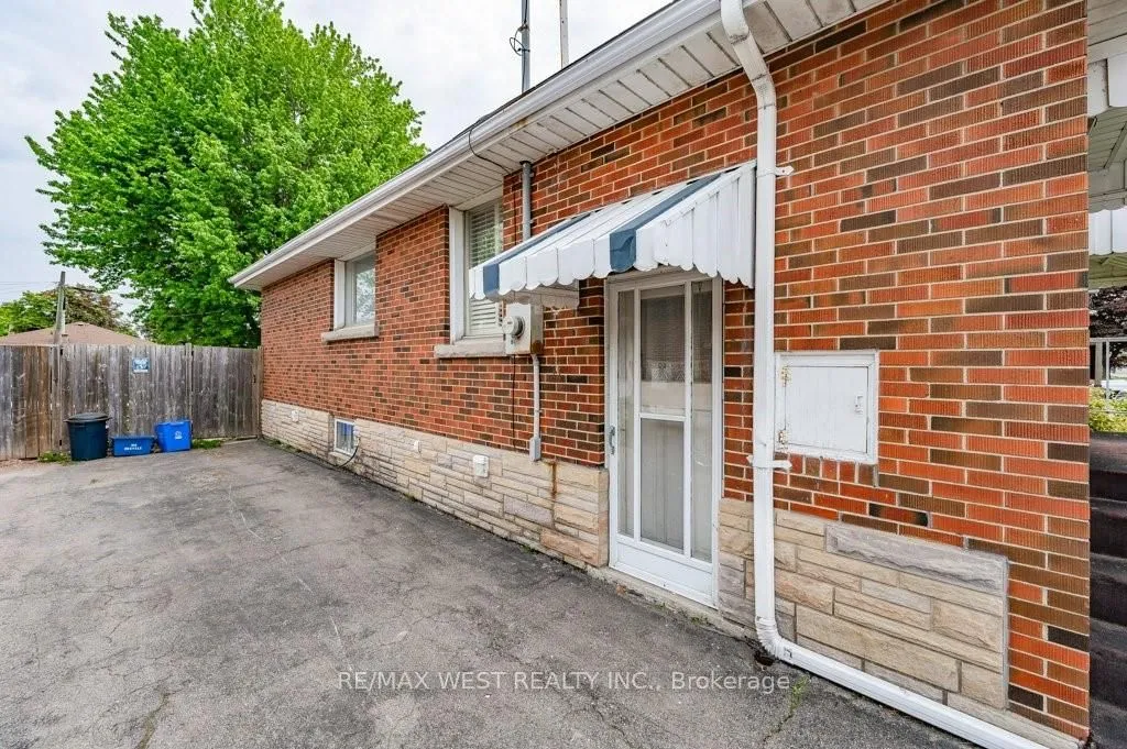 305 Mohawk Road E — photo 18