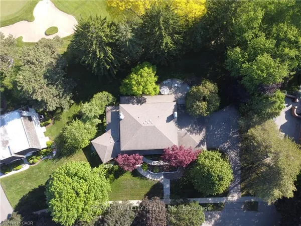 61 Huntley Crescent — photo 2