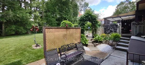 219 Brentwood Crescent — photo 2