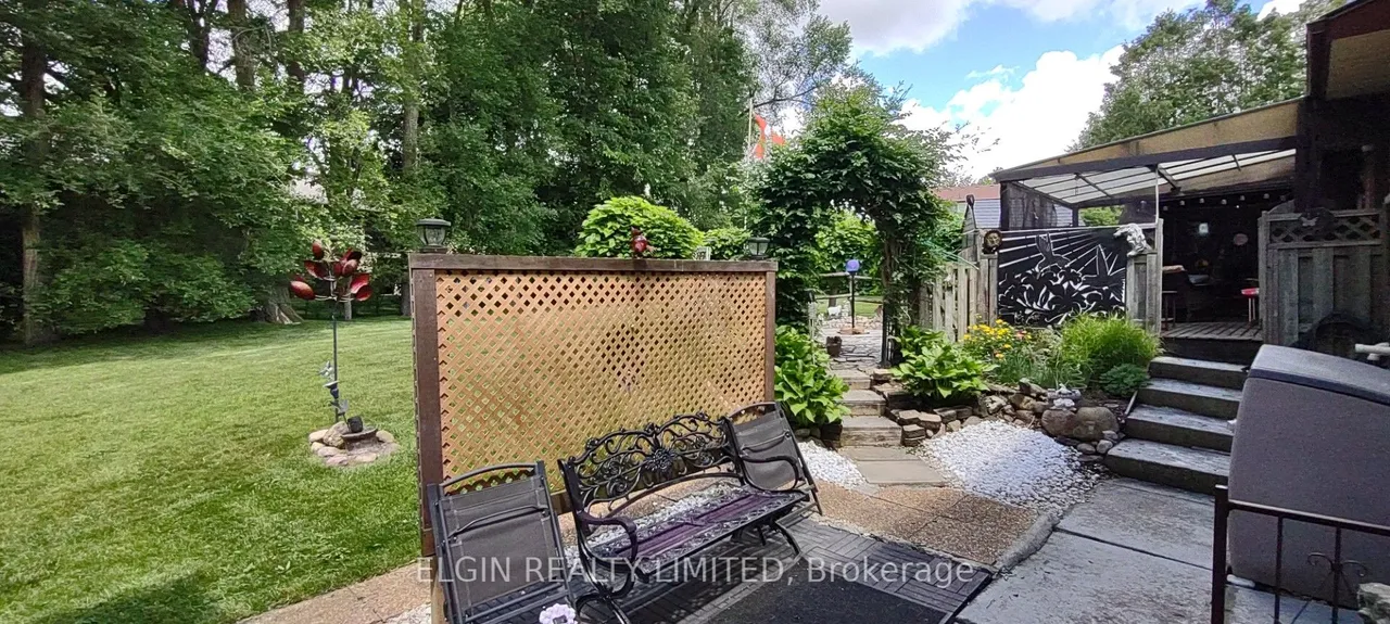 219 Brentwood Crescent — photo 2