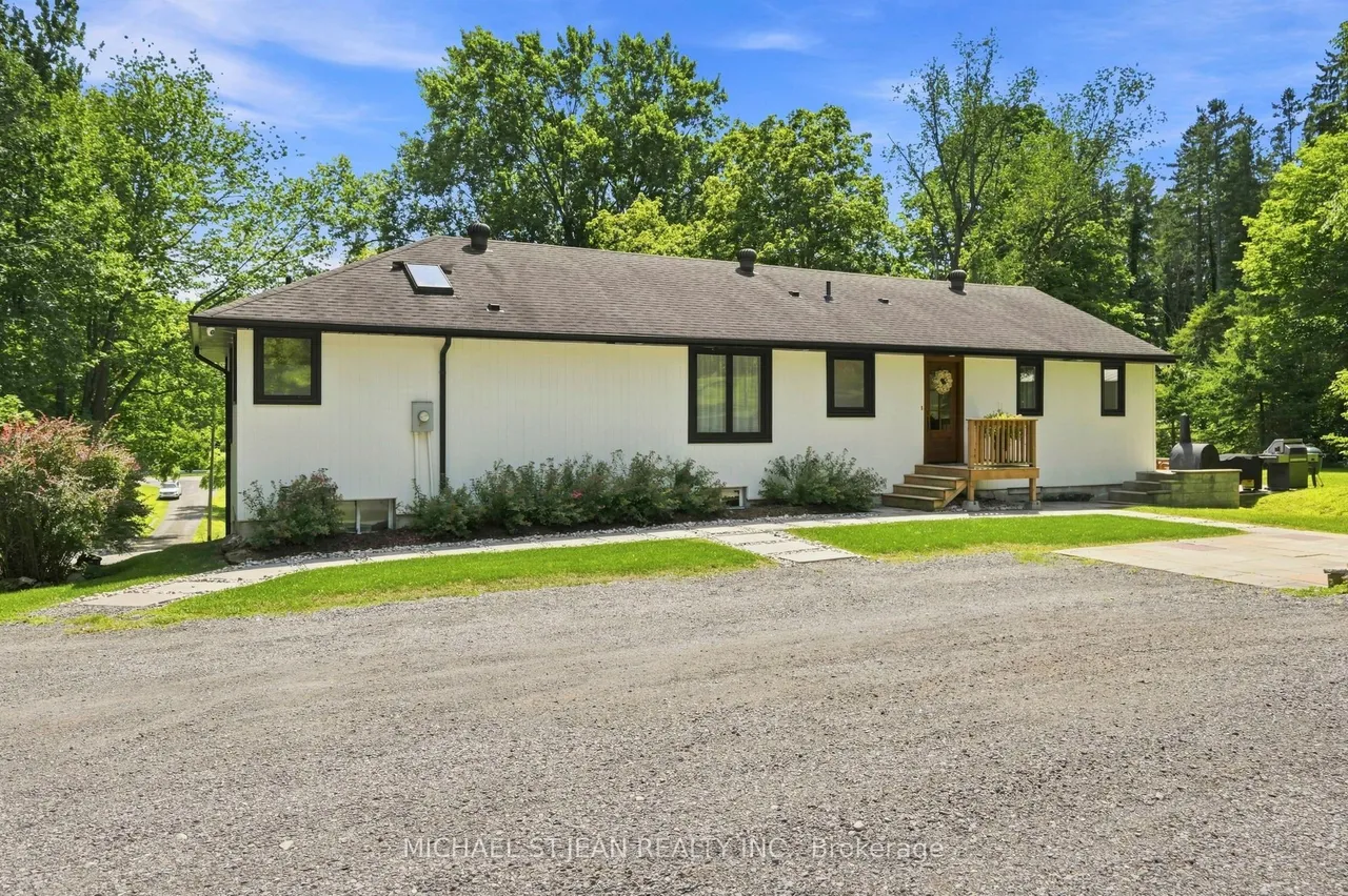 1095 Governors Road — photo 3