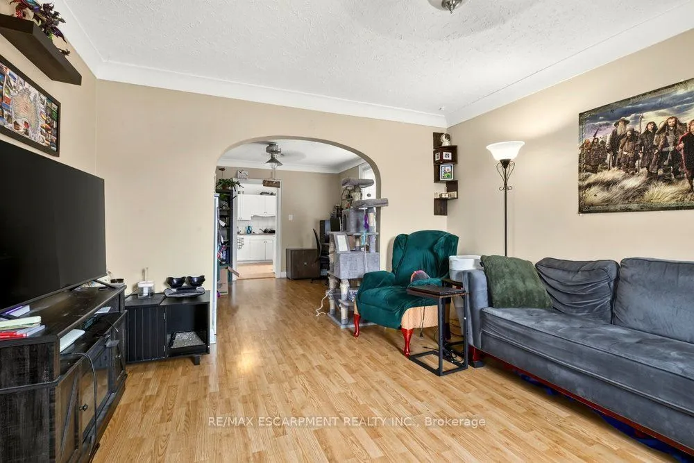 66 Queen Street S — photo 3