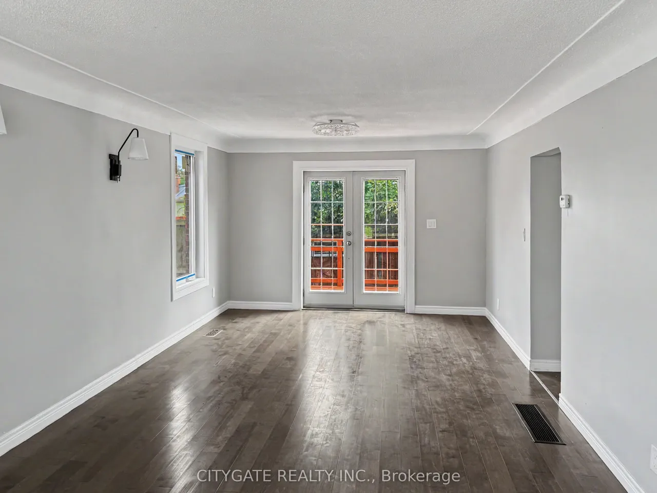 687 Upper James Street — photo 3