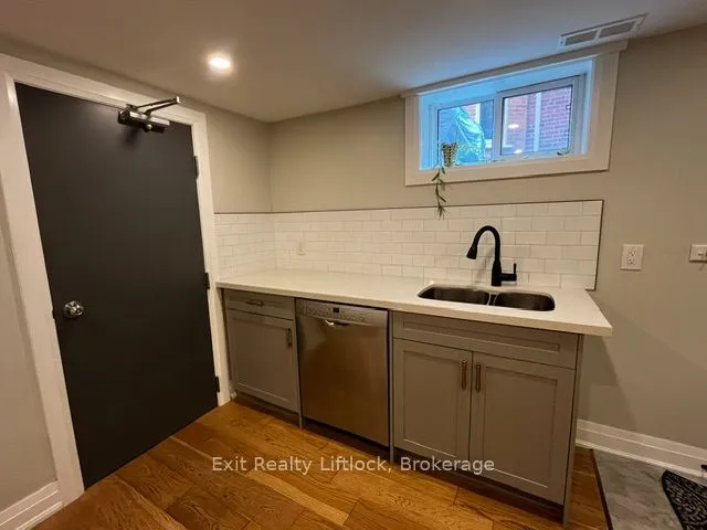 450 Weller Street — photo 2
