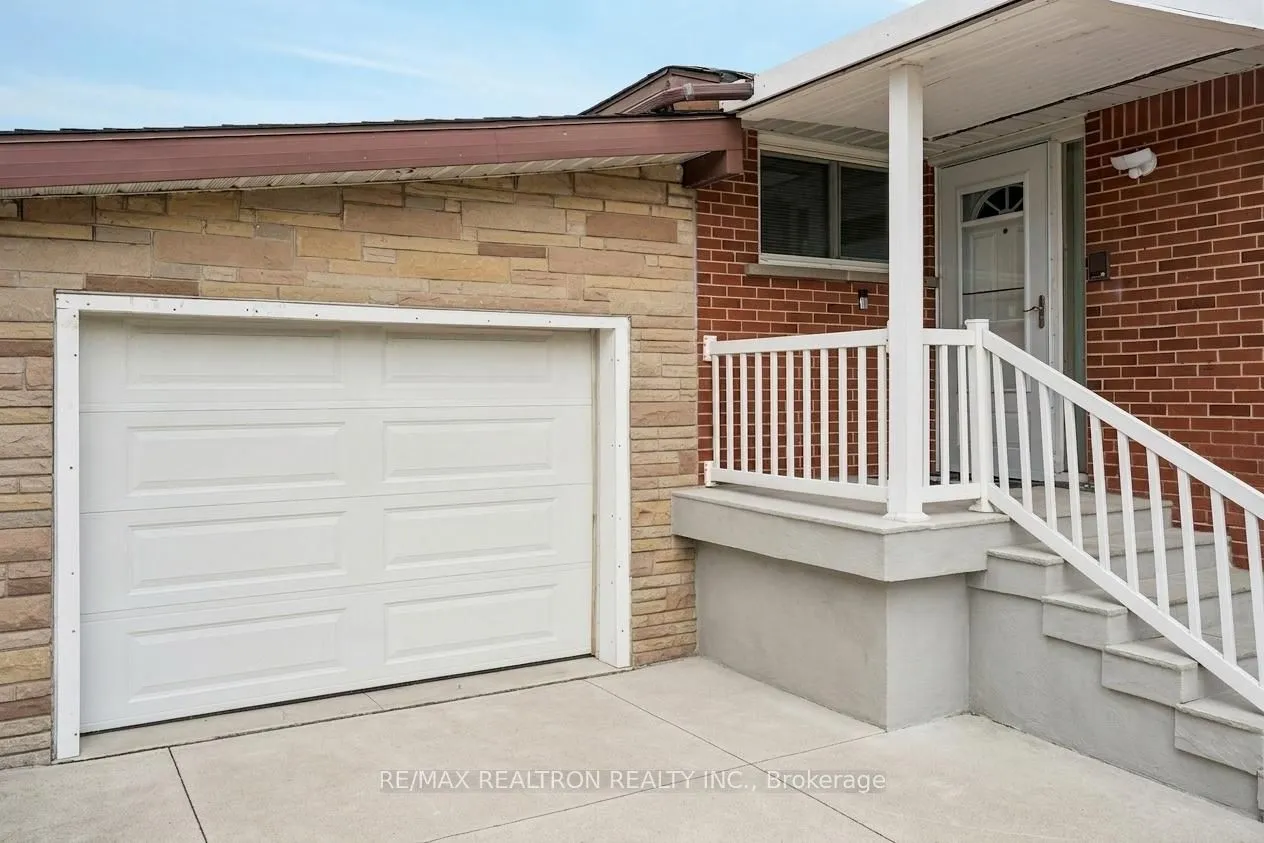 831 Mohawk Road E — photo 3