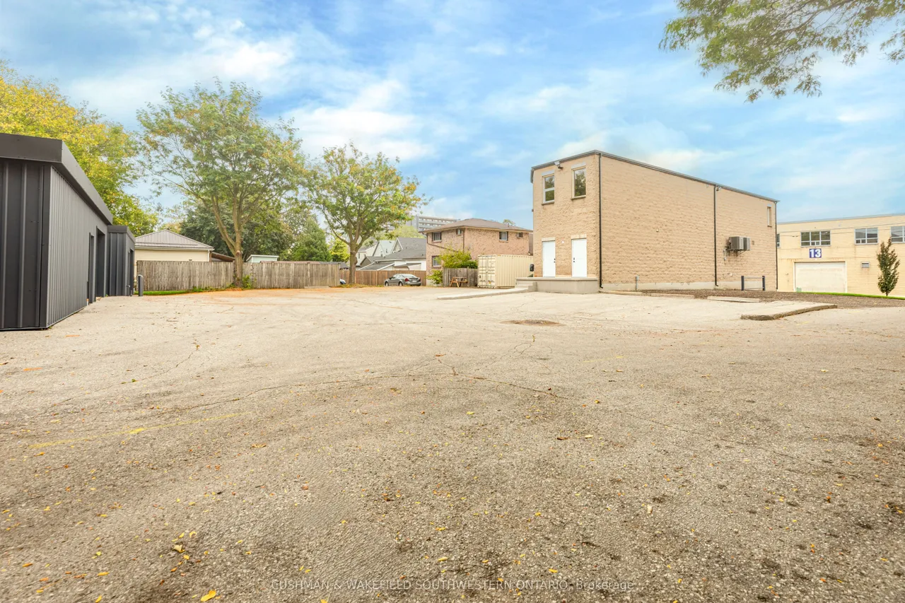 180 Simcoe Street — photo 9
