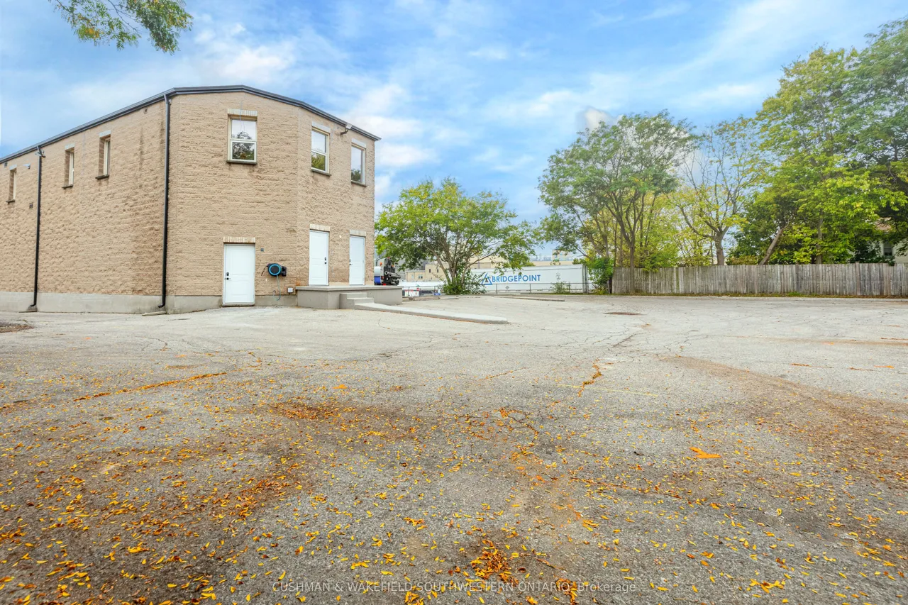 180 Simcoe Street — photo 8