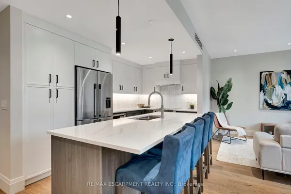 7 Grand River Street N