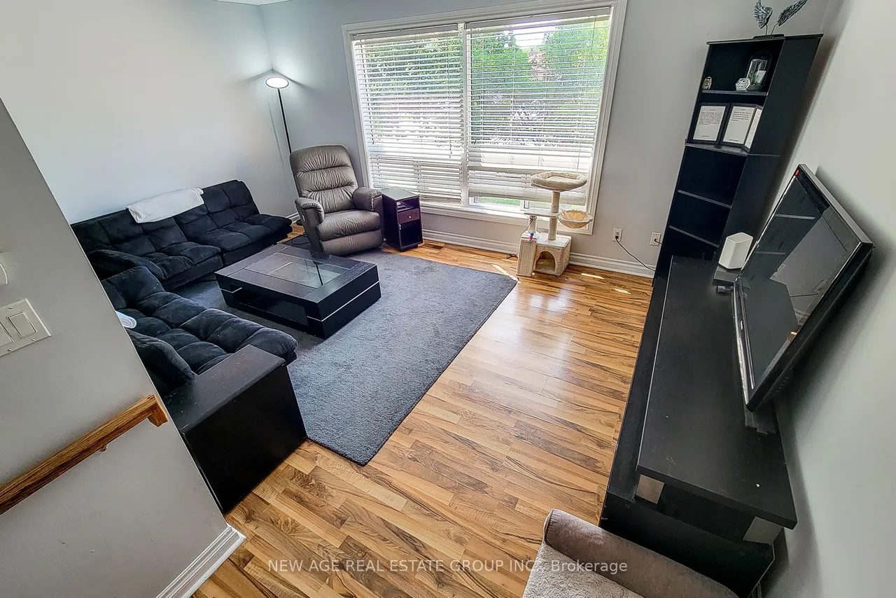 40 SUMMERCREST Drive E — photo 3