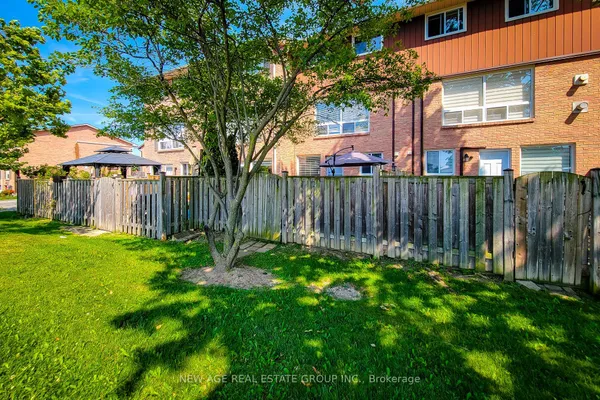 40 SUMMERCREST Drive E