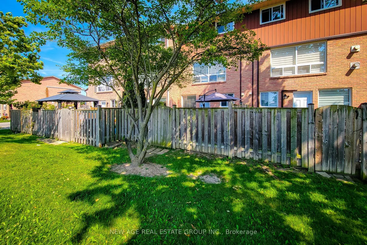 40 SUMMERCREST Drive E
