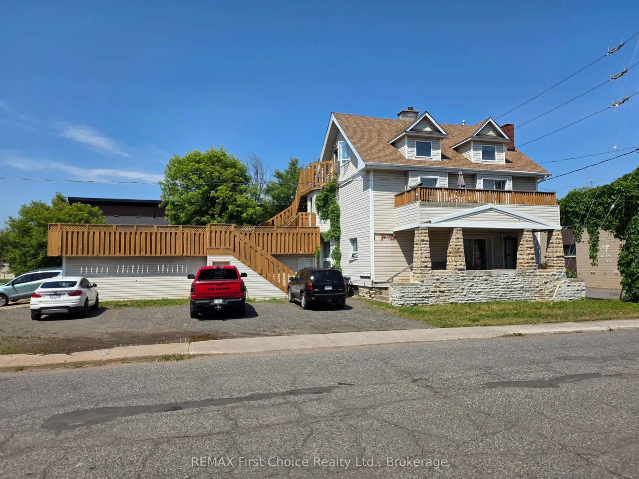 711 Ridgeway Street E — photo 2